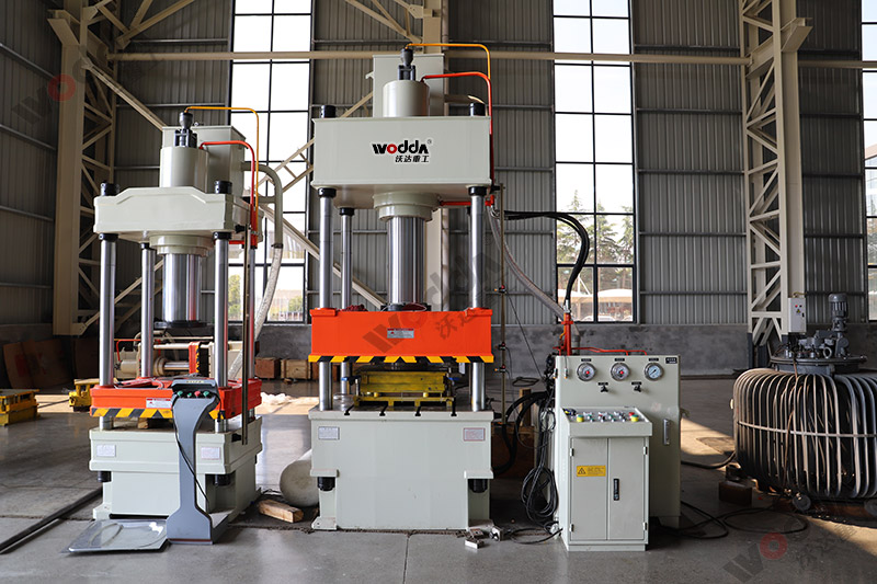 200噸不銹鋼蓋板拉伸液壓機(jī) 200噸不銹鋼蓋板拉伸液壓機(jī)