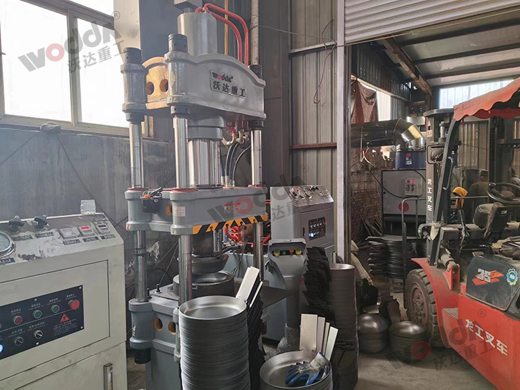 100噸四柱液壓機拉伸鐵鍋一次成型 100噸四柱液壓機拉伸鐵鍋一次成型