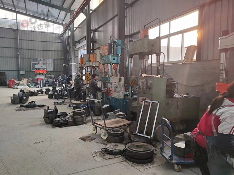 100噸四柱液壓機拉伸鐵鍋客戶現場 100噸四柱液壓機拉伸鐵鍋客戶現場