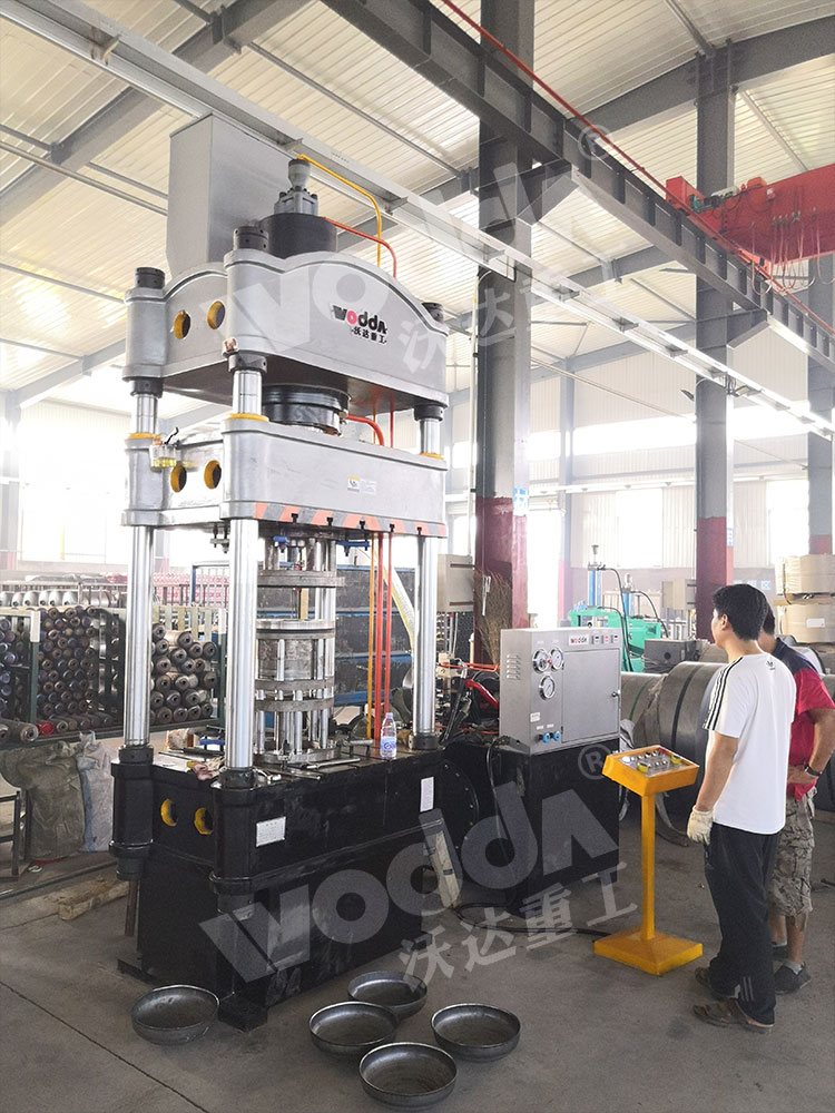 200噸煤氣罐封頭液壓機(圖1).jpg 200噸煤氣罐封頭液壓機(圖1).jpg