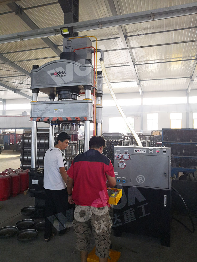 200噸煤氣罐封頭液壓機(圖2).jpg 200噸煤氣罐封頭液壓機(圖2).jpg