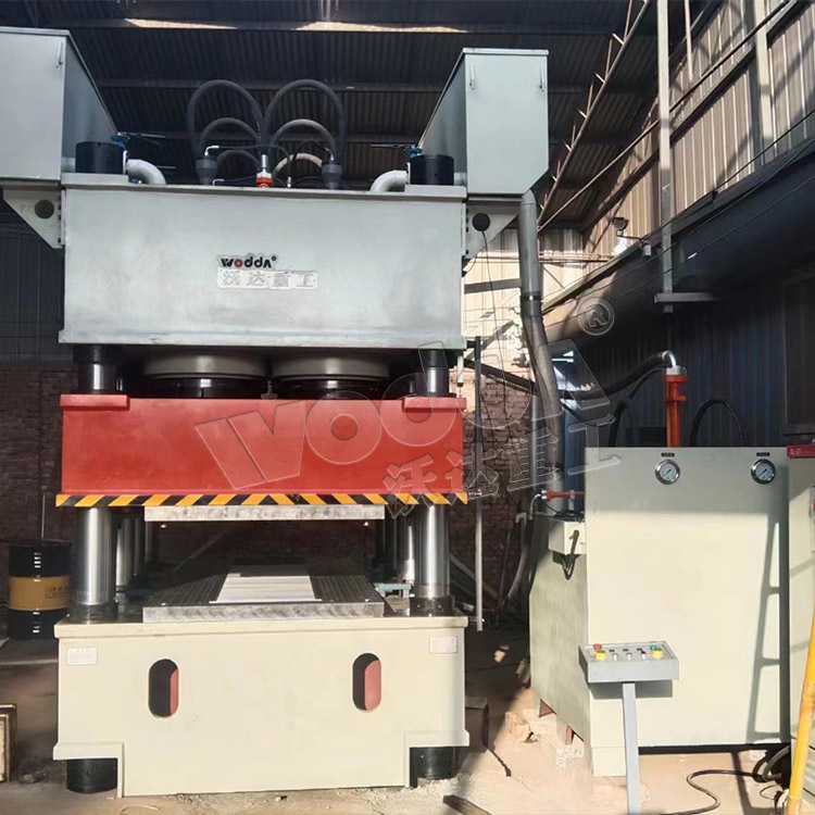 3000噸門面壓花機現場