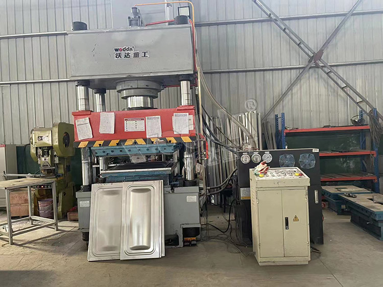 400噸液壓拉伸機拉伸不銹鋼水箱 400噸液壓拉伸機拉伸不銹鋼水箱