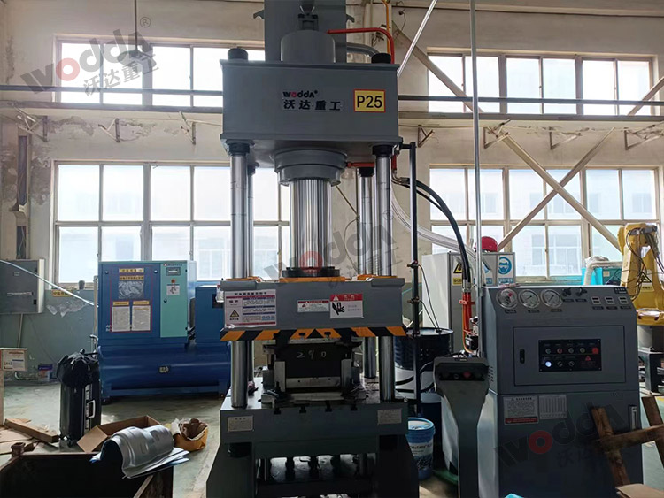 200噸拉伸液壓機(jī)壓汽車排氣管散熱罩客戶現(xiàn)場 200噸拉伸液壓機(jī)壓汽車排氣管散熱罩客戶現(xiàn)場