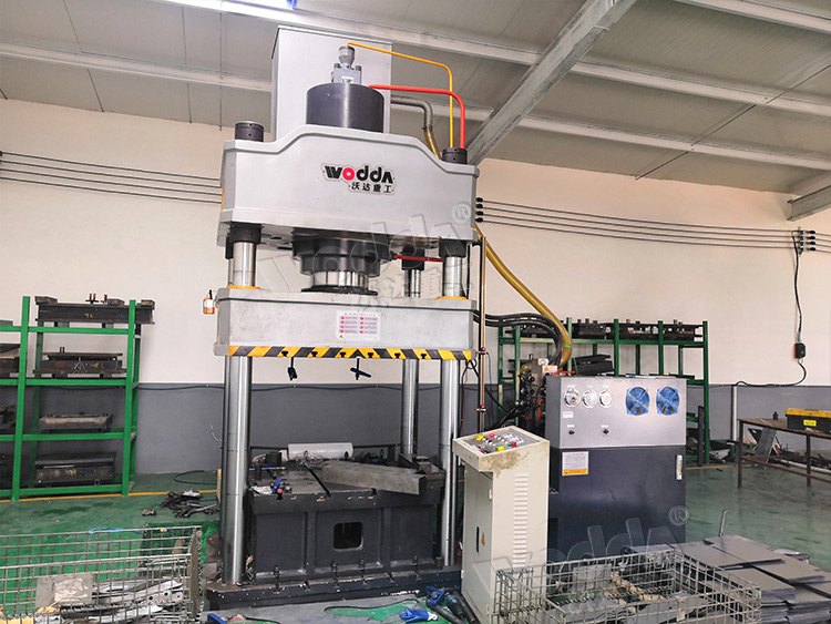 250噸四柱拉伸液壓機客戶車間 250噸四柱拉伸液壓機客戶車間