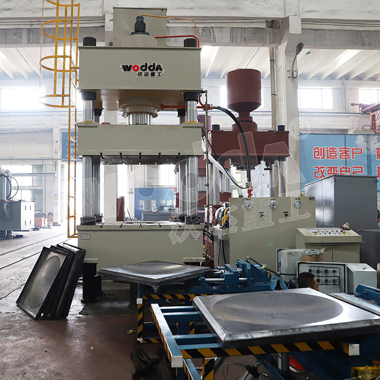 500噸不銹鋼水箱液壓機 500噸不銹鋼水箱液壓機