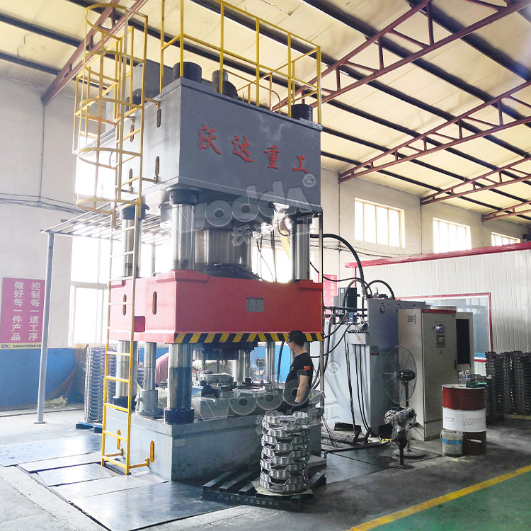 2000噸汽車離合器殼體拉伸液壓機現場 2000噸汽車離合器殼體拉伸液壓機現場