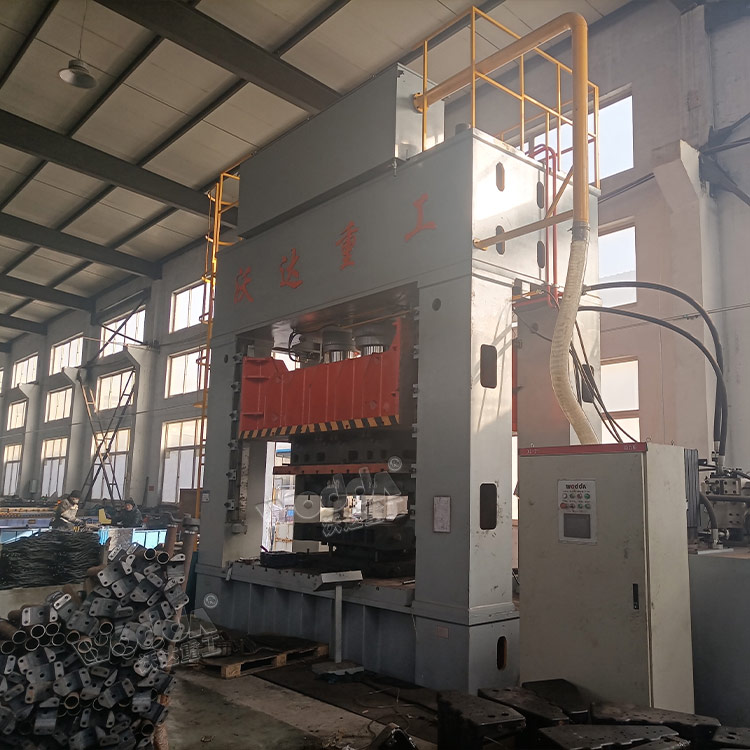 1000噸框架式液壓機(jī) 1000噸框架式液壓機(jī)