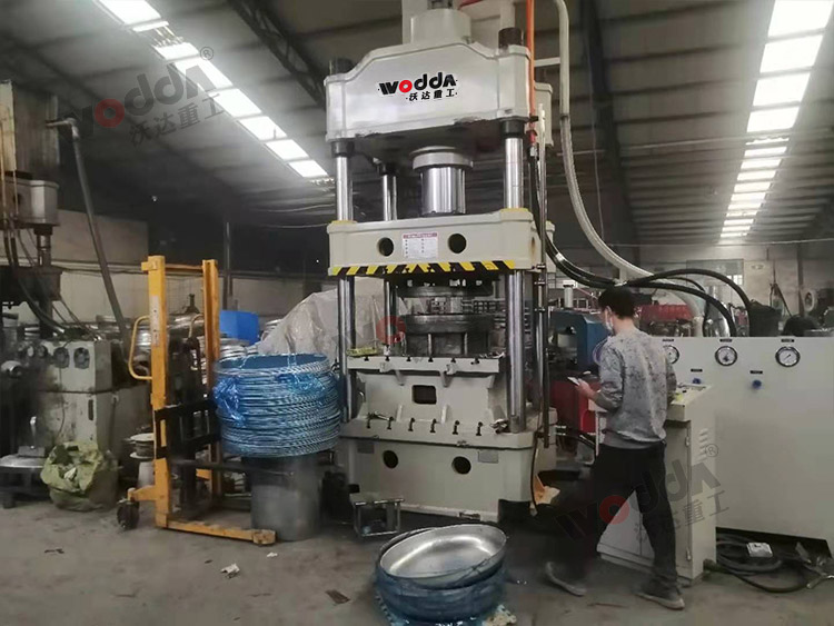 315噸汽車水箱拉伸液壓機(jī) 315噸汽車水箱拉伸液壓機(jī)