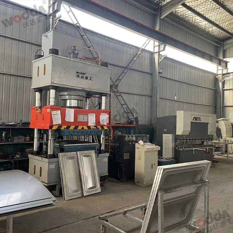 400噸不銹鋼水箱板拉伸液壓機(jī) 400噸不銹鋼水箱板拉伸液壓機(jī)