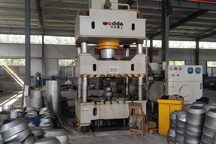 500噸不銹鋼白酒桶封頭液壓機 500噸不銹鋼白酒桶封頭液壓機