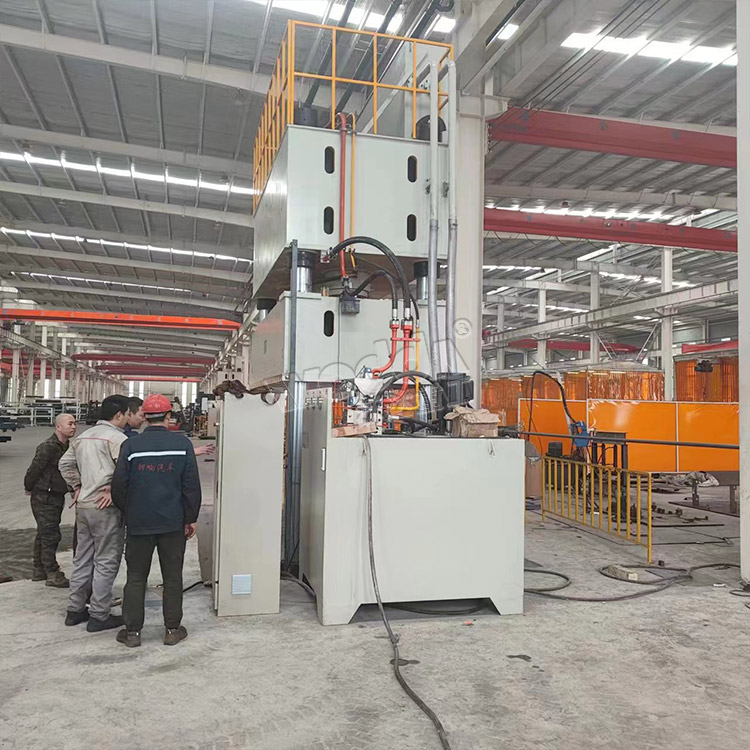 1000噸四柱液壓機側面 1000噸四柱液壓機側面