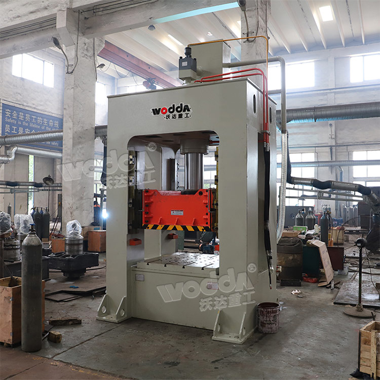 200噸框架式薄板拉伸機 200噸框架式薄板拉伸機