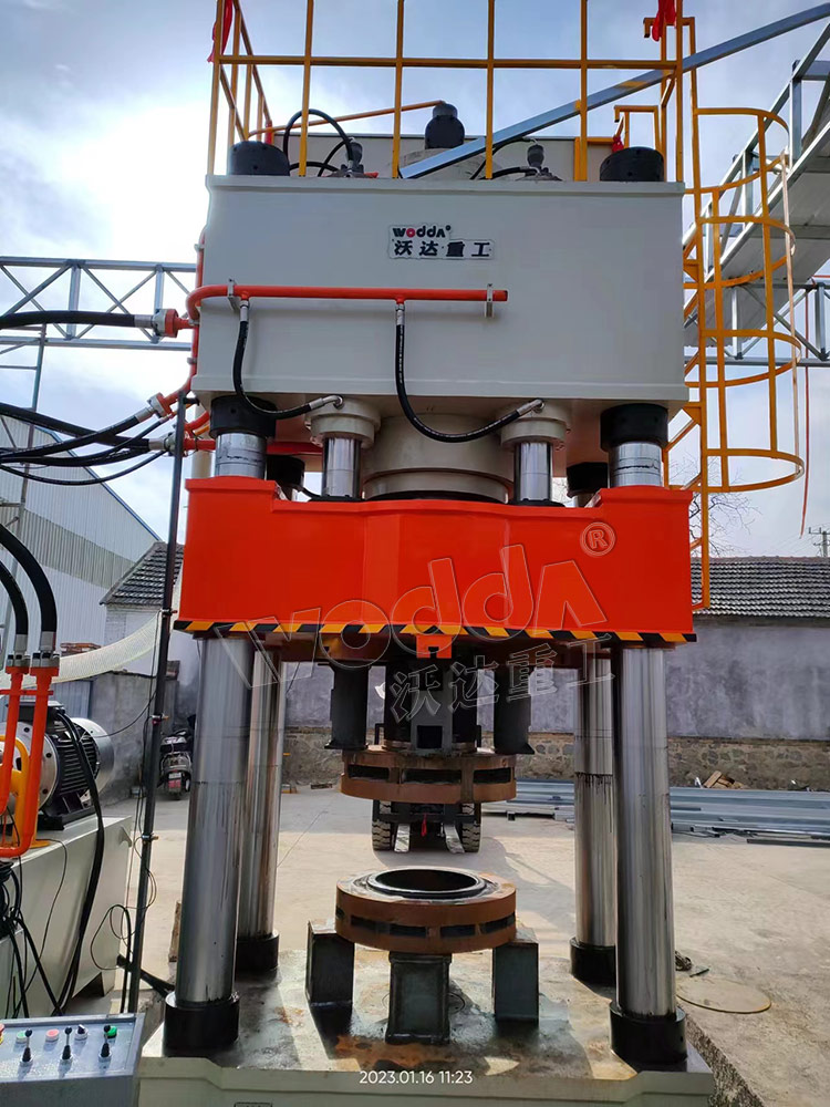 800噸封頭拉伸液壓機客戶現場 800噸封頭拉伸液壓機客戶現場