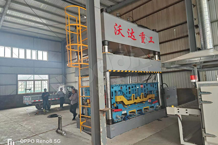 315噸汽車內(nèi)飾件液壓機客戶現(xiàn)場