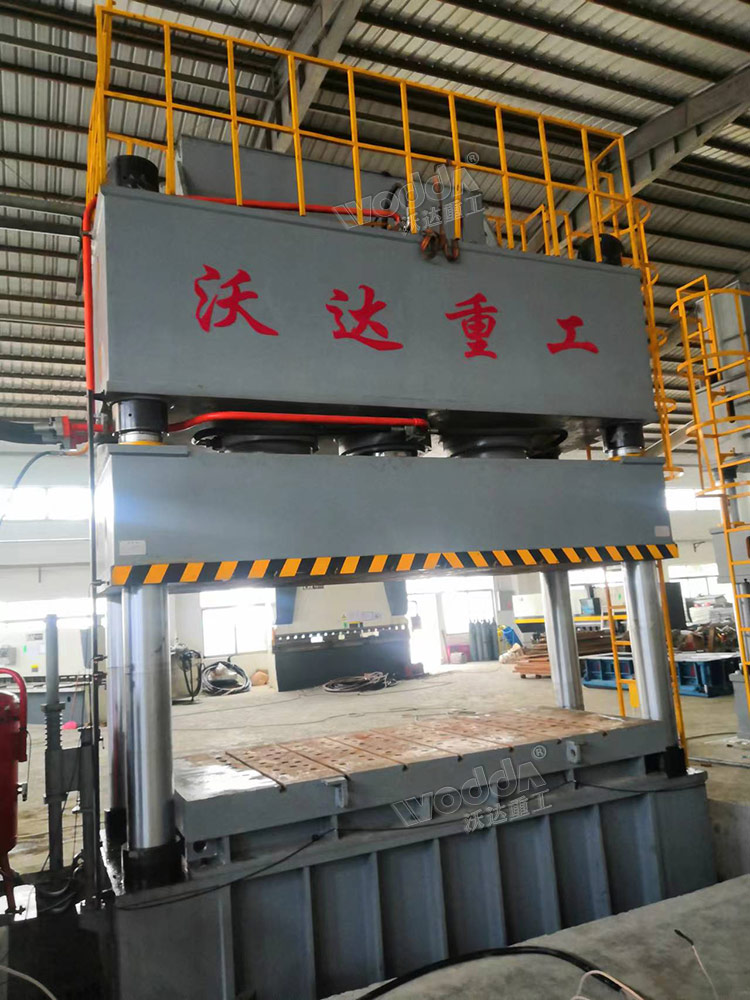 1250噸四柱液壓機(jī)拉伸不銹鋼水箱板 1250噸四柱液壓機(jī)拉伸不銹鋼水箱板