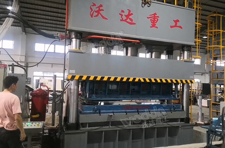 1250噸不銹鋼水箱板拉伸機(jī)客戶現(xiàn)場 1250噸不銹鋼水箱板拉伸機(jī)客戶現(xiàn)場