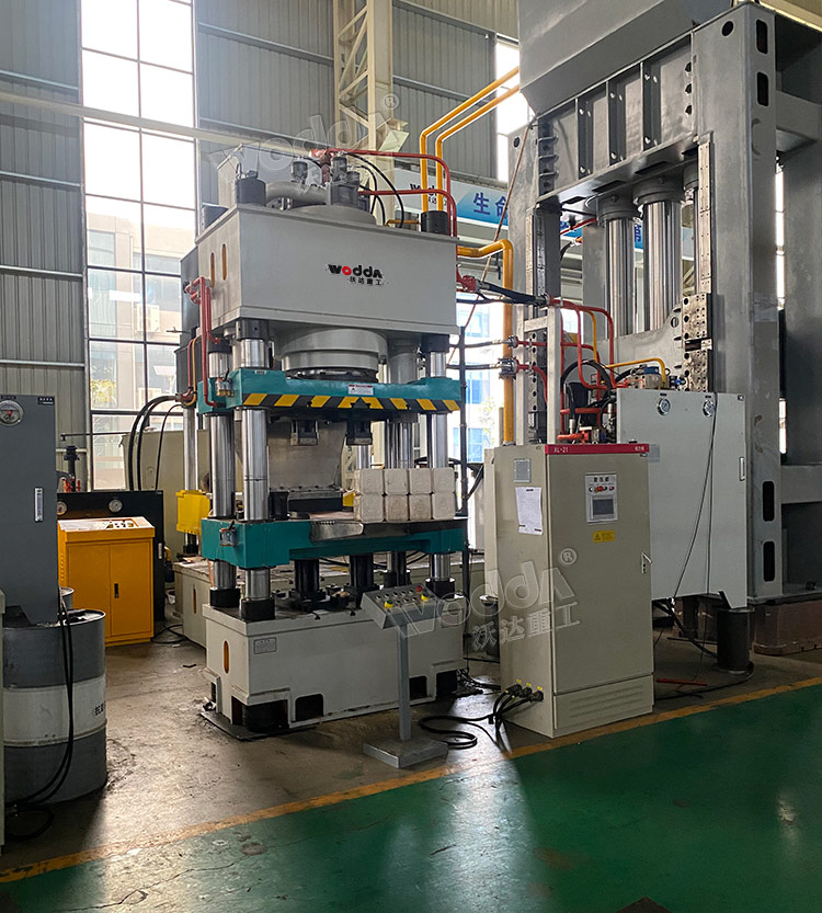 630噸牛羊舔磚液壓機(jī) 630噸牛羊舔磚液壓機(jī)