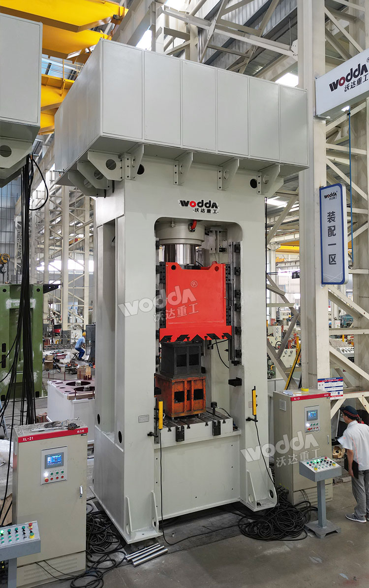 630噸框架式液壓機車間調試