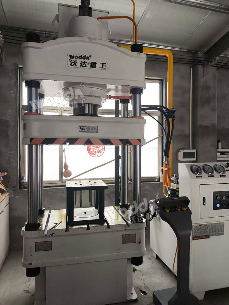 200噸四柱拉伸機現場