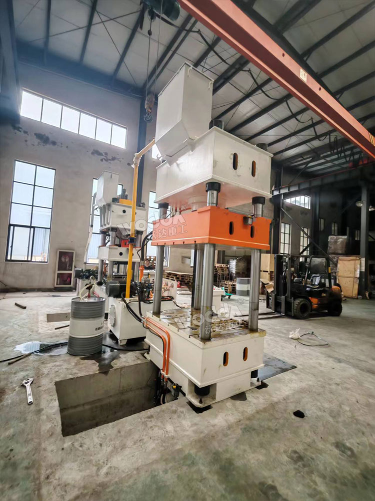 315噸液壓墊拉伸機現場