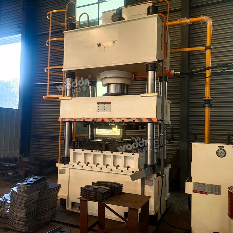 500噸三梁四柱液壓機(jī) 500噸三梁四柱液壓機(jī)